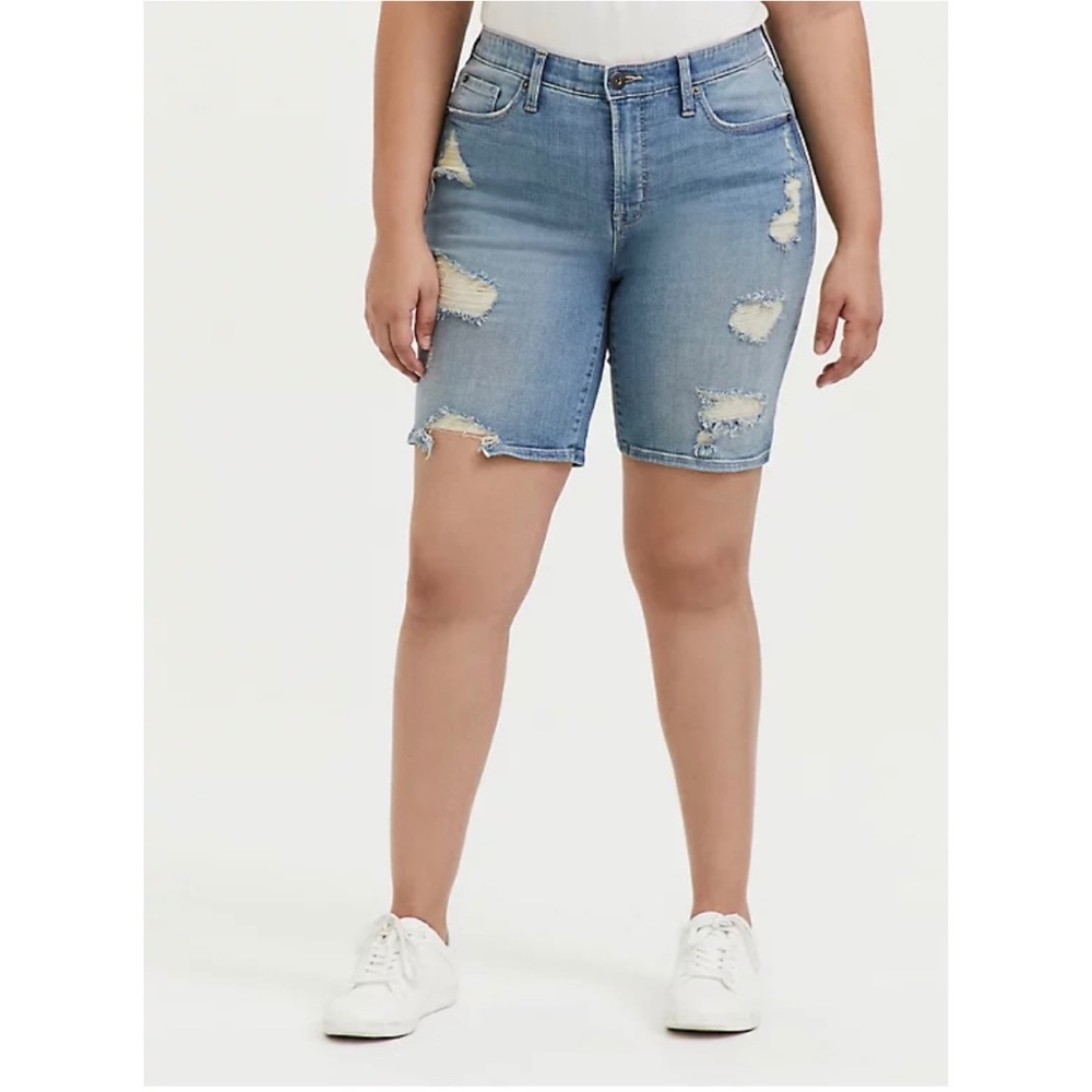 TORRID SKY HIGH SKINNY BERMUDA SHORT